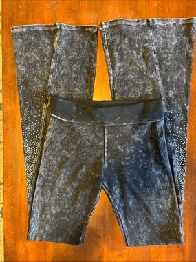 T PARTY NWOT Mineral Washed Size S Flare Yoga Pants with Stud Detail (L-135)